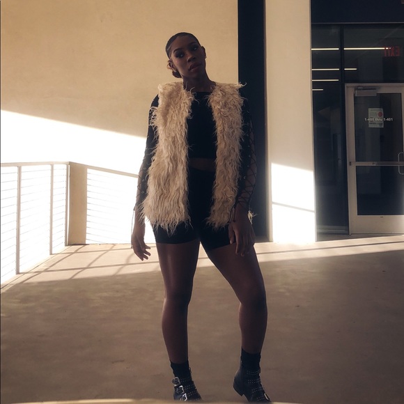 Hello loves, Welcome to my Closet ❤️ - Picture 3 of 5